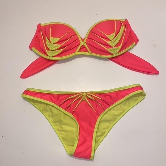 Beach Bunny Lunar Bikini Set size medium - Picture 6 of 16